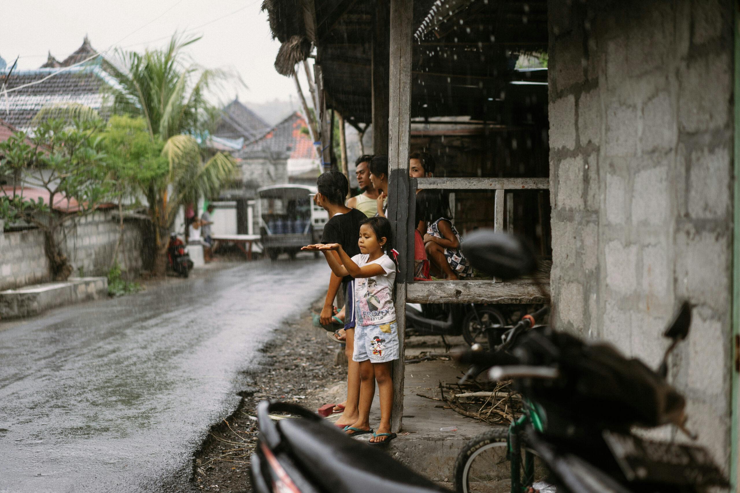 indonesia-bali-children-rain